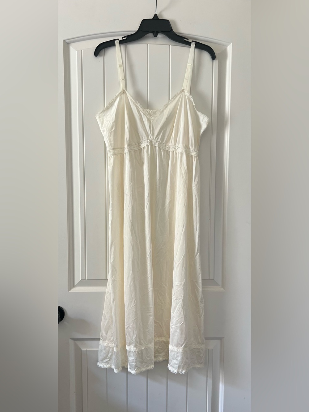 Vintage Leading Lady Sexy Full Slip Lace Trimmed Ivory Lingerie Gown USA Size 38